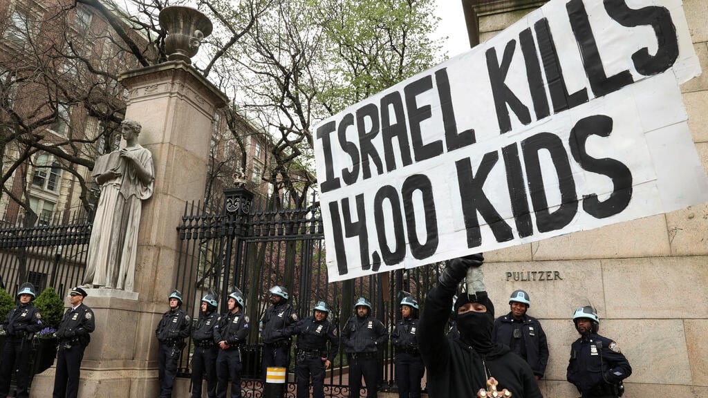 Protestors at Columbia University (Photo: Reuters) הפגנה פרו פלסטינית מפגינים מחוץ ל אוניברסיטת קולומביה ב ניו יורק ארה"ב