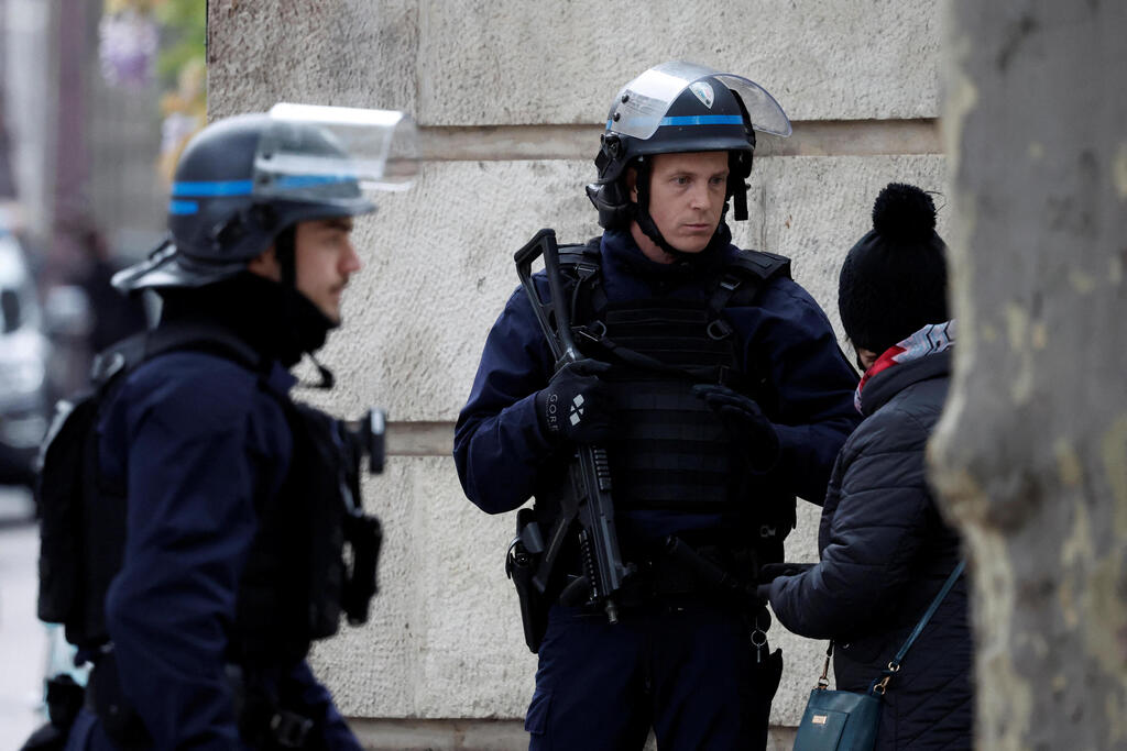 צילום: REUTERS/Benoit Tessier אדם איים לפוצץ עצמו בקונסוליית איראן בפריז