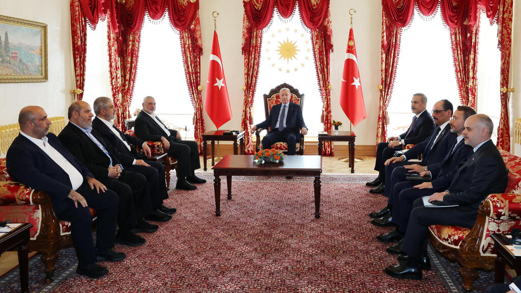 Meeting between Turkish and Hamas officials (Photo: Murat Cetinmuhurdar/Turkish Presidential Press Office/ REUTERS) אסמאעיל הניה, יו"ר הלשכה המדינית של חמאס, בפגישה עם נשיא טורקיה, רג'פ טאיפ ארדואן
