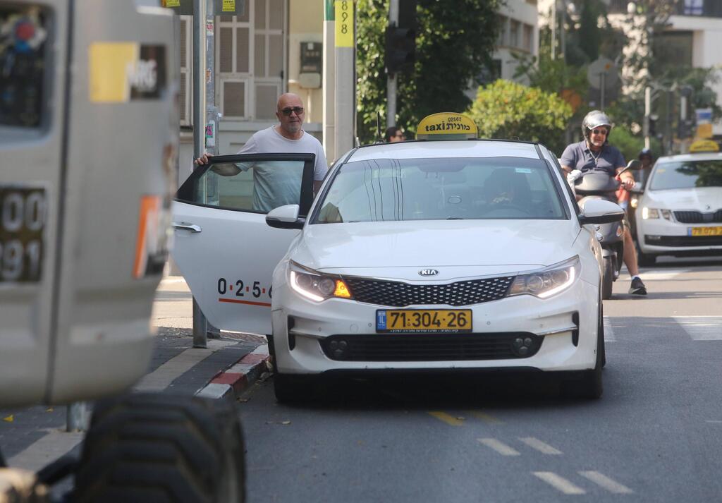 נהנה מעוד קצת רגעי תהילה מול מצלמת הפפראצי (צילום: מוטי לבטון) פפראצי