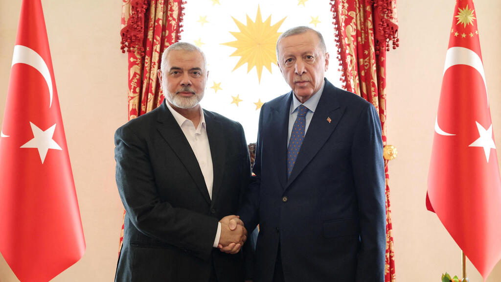 Ismail Haniyeh and Recep Tayyip Erdogan (Photo: Murat Cetinmuhurdar/Turkish Presidential Press Office/ REUTERS) אסמאעיל הניה, יו"ר הלשכה המדינית של חמאס, בפגישה עם נשיא טורקיה, רג'פ טאיפ ארדואן
