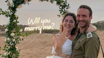 דור זימל ושיר שגיב עם הטבעת שתרם אלון מסיקה 