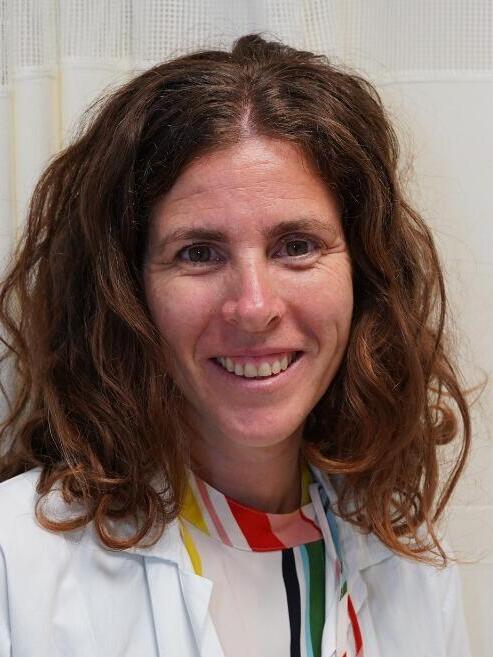 ד"ר עידית תמיר, מנהלת היחידה לנוירוכירורגיה תפקודית, במערך לנוירוכירורגיה בבילינסון