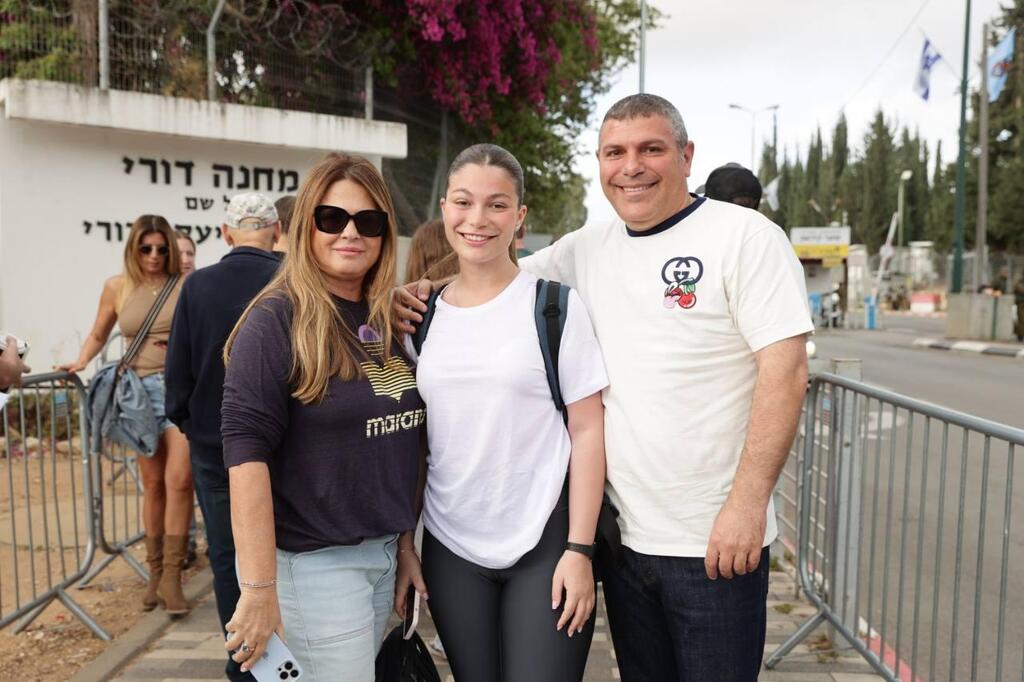 בהצלחה! יולי שגיא עם הוריה, טדי שגיא ולימור בהט-סימנוביץ (צילום: רענן כהן) טדי שגיא יולי שגיא גיוס