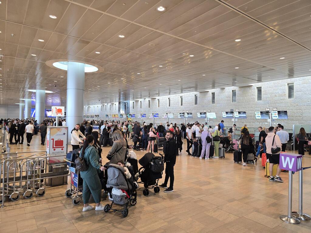 נוסעים בנתב"ג. שינויים בלוח הטיסות (צילום: שמוליק דודפור) נתב"ג, רגע לפני ערב החג