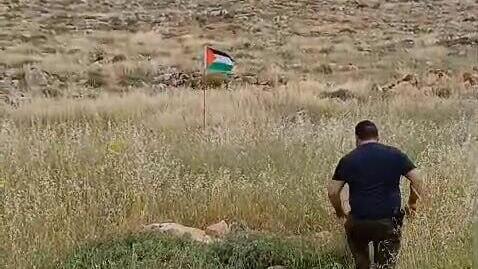 ישראלי ניסה להוריד דגל פלסטין באיזור בנימין ונפצע ממטען