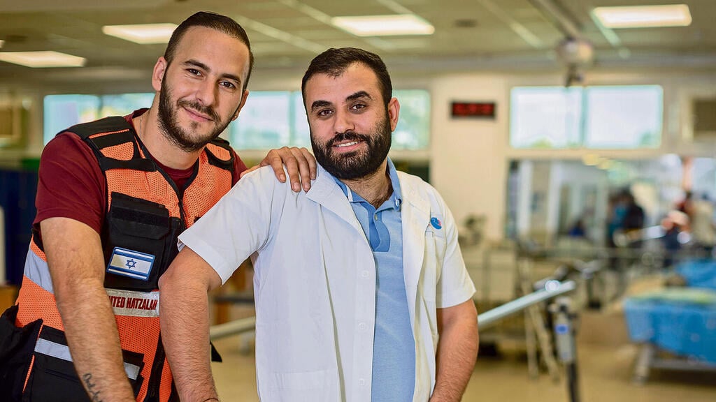 ד"ר טארק אבו-עראר (מימין) ומשה ויצמן. "אנחנו אחים ישראלים" (צילום: אלי דסה) yk13858748