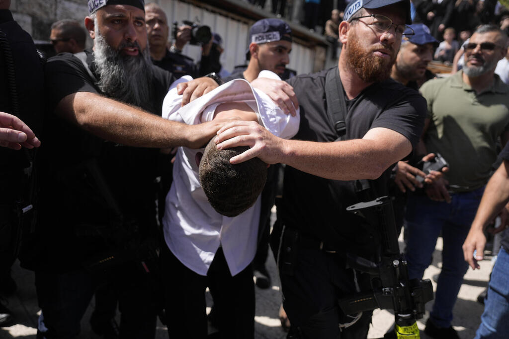 מעצר המחבלים שביצעו את הפיגוע היום. במשטרה ערוכים לכל תרחיש (צילום: AP Photo/Ohad Zwigenberg) מעצר אחר המחבלים