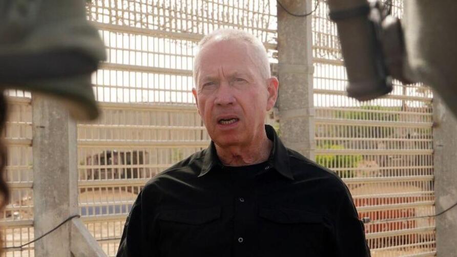 גלנט. חאן טוען: "זה לא ציד מכשפות" (צילום: אריאל חרמוני, משרד הביטחון) שר הביטחון יואב גלנט סייר במוצבים בגבול רצועת עזה ונפגש עם גדוד 101 וגדוד נצח יהודה