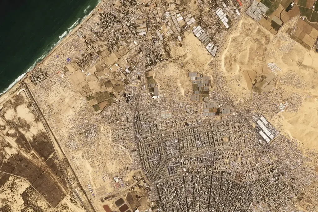 רפיח, במבט מהלוויין (צילום: Planet labs PBC via AP) צילום לוויין של אוהלים מוקמים ליד חאן יונס שברצועת עזה בצל הכנות למבצע ב רפיח