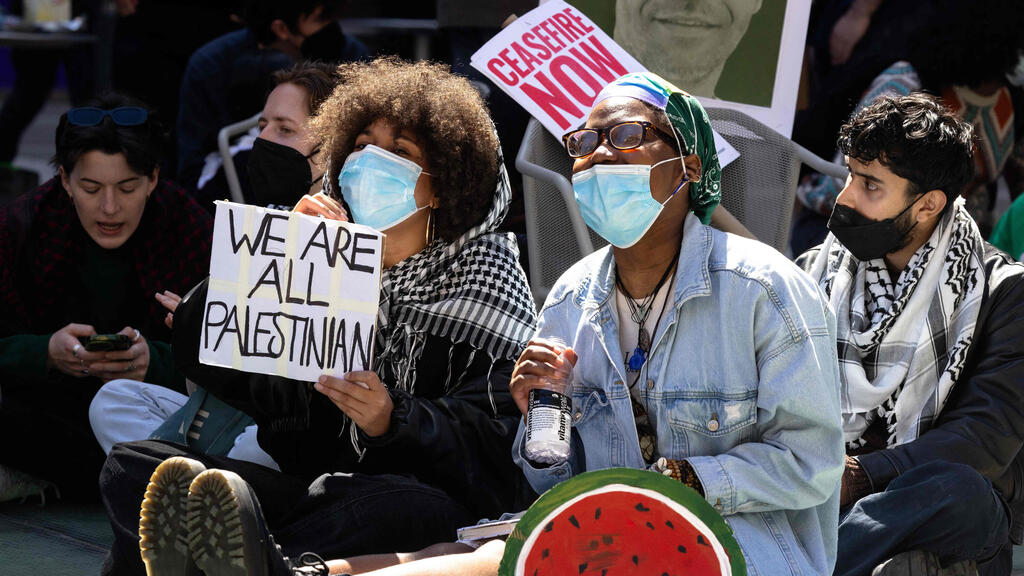 צילום: Michael M. Santiago / GETTY IMAGES NORTH AMERICA / AFP הפגנה נגד ישראל באוניברסיטת ניו יורק ארה"ב NYU