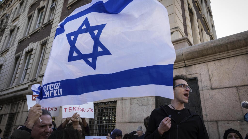 Israeli lecturer Shai Davidai is refused entry to Columbia University during a pro-Palestinian protest taking place there (Photo: Stefan Jeremiah/AP) המרצה הישראלי שי דוידאי מסורב כניסה לאוניברסיטת קולומביה בניו יורק, ארה"ב בצל המחאה הפרו-פלסטינית שהתקיימה בפנים