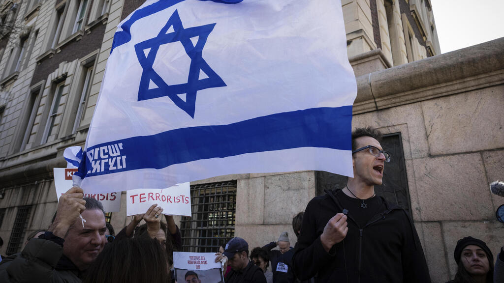 Prof. Shai Davidai outside Columbia Univesity (Photo: AP Photo/Stefan Jeremiah) המרצה הישראלי שי דוידאי מסורב כניסה לאוניברסיטת קולומביה בניו יורק, ארה"ב בצל המחאה הפרו-פלסטינית שהתקיימה בפנים