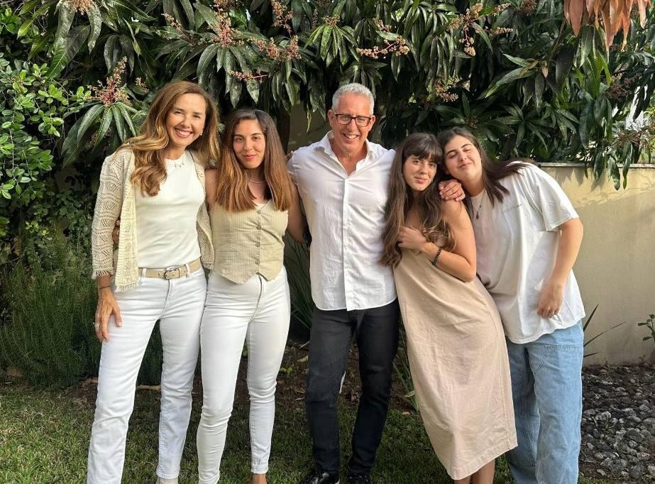 איפה סבא טוביה? יואב ומיכל צפיר עם הבנות (צילום: אינסטגרם) פסח ליל סדר סלבס