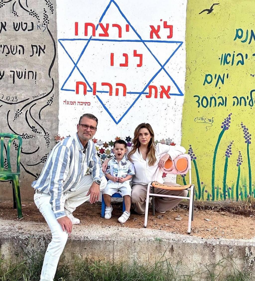 "לא ירצחו לנו את הרוח". טל טלמון, לירן שטראובר ובנם אולי במסר חזק (צילום: אינסטגרם) טל טלמון לירן שטראובר ליל הסדר