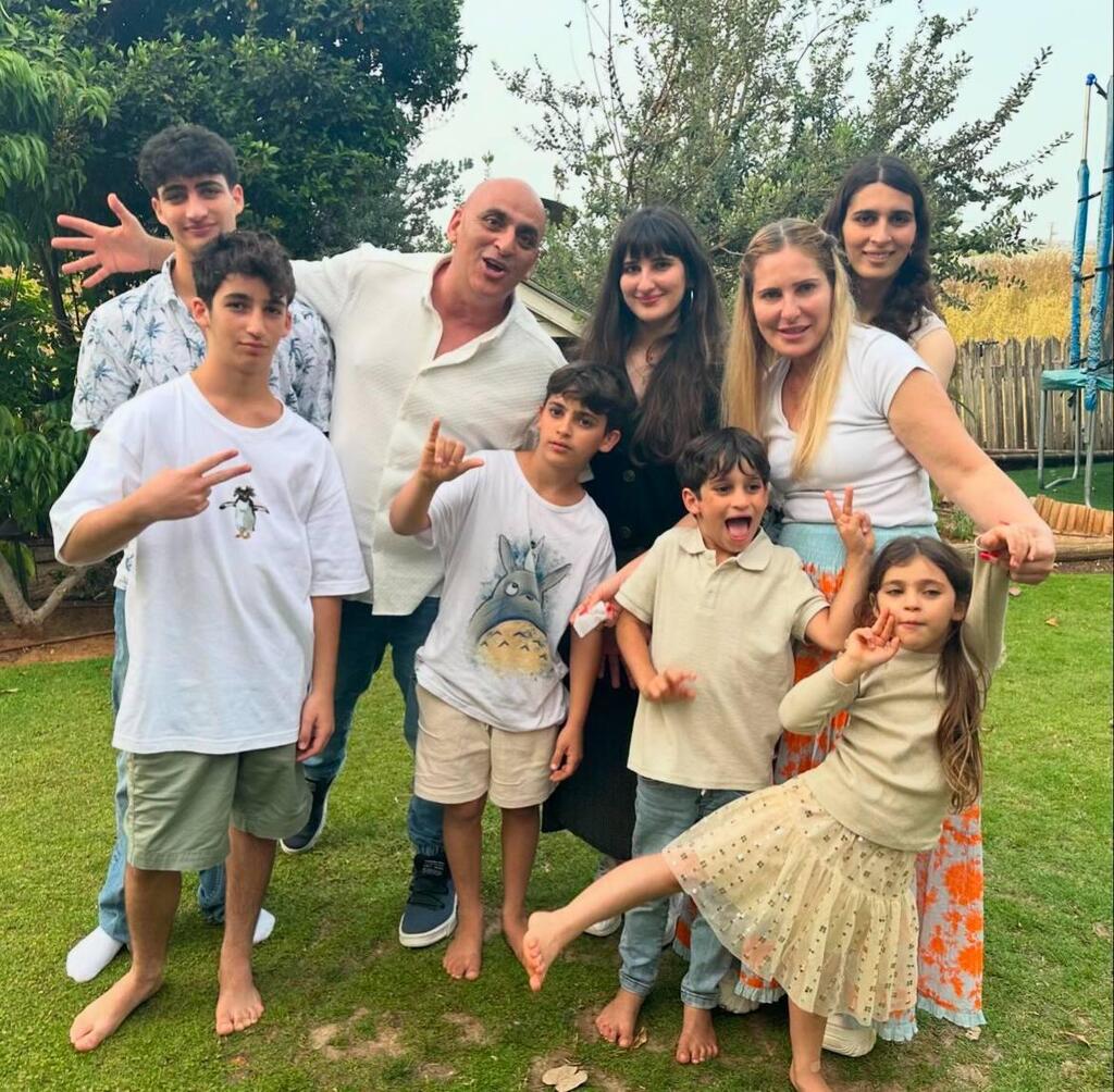 פסח שמח ממשפחת שם טוב. יובל המבולבל והשבט (צילום: אינסטגרם) פסח ליל סדר סלבס
