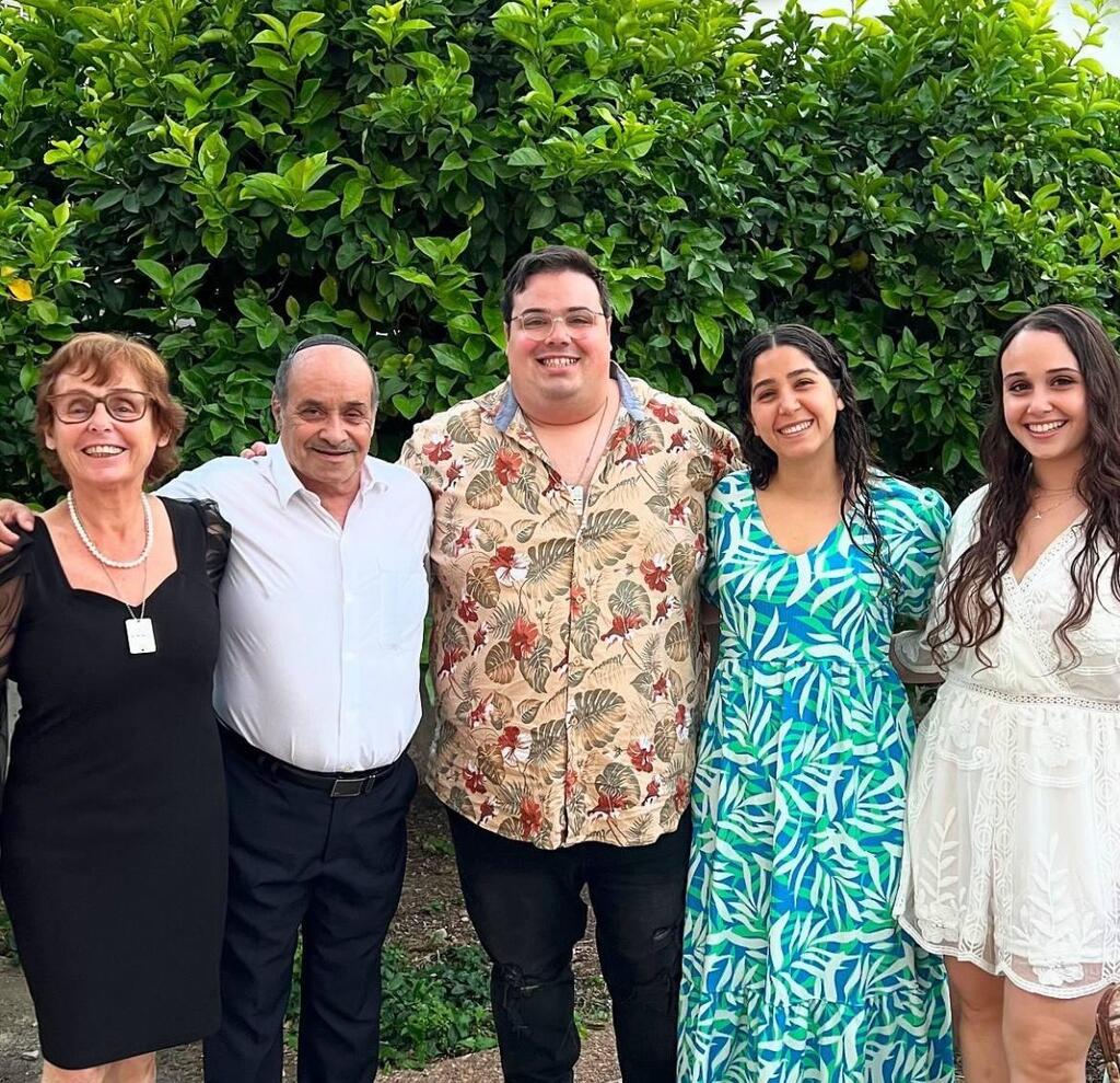 משפחה ויראלית. אוראל צברי ומשפחתו (צילום: אינסטגרם) פסח ליל סדר סלבס