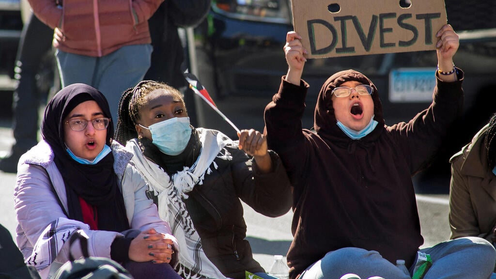 Pro-Palestinian protestors at Yale (Photo: REUTERS/Melanie Stengel) הפגנה נגד ישראל ב אוניברסיטת ייל ארה"ב