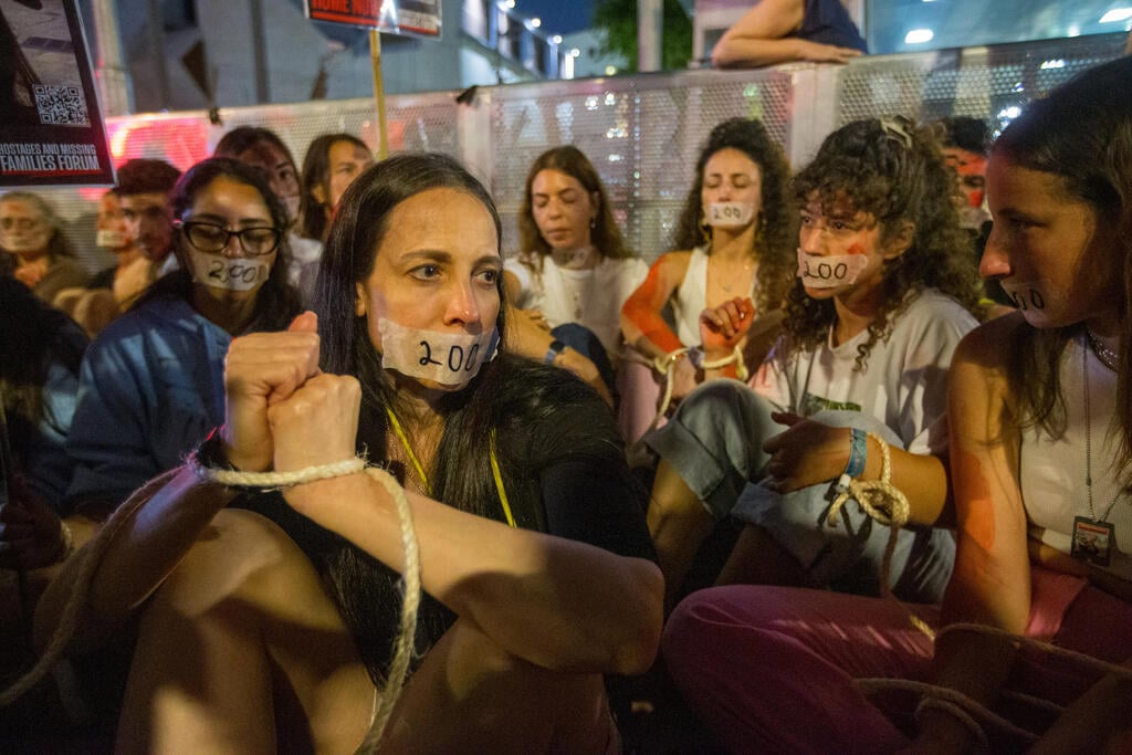 משפחות חטופים במחאה סמוך לקריה (צילום: עידו ארז) משפחות חטופים במחאה סמוך לקריה