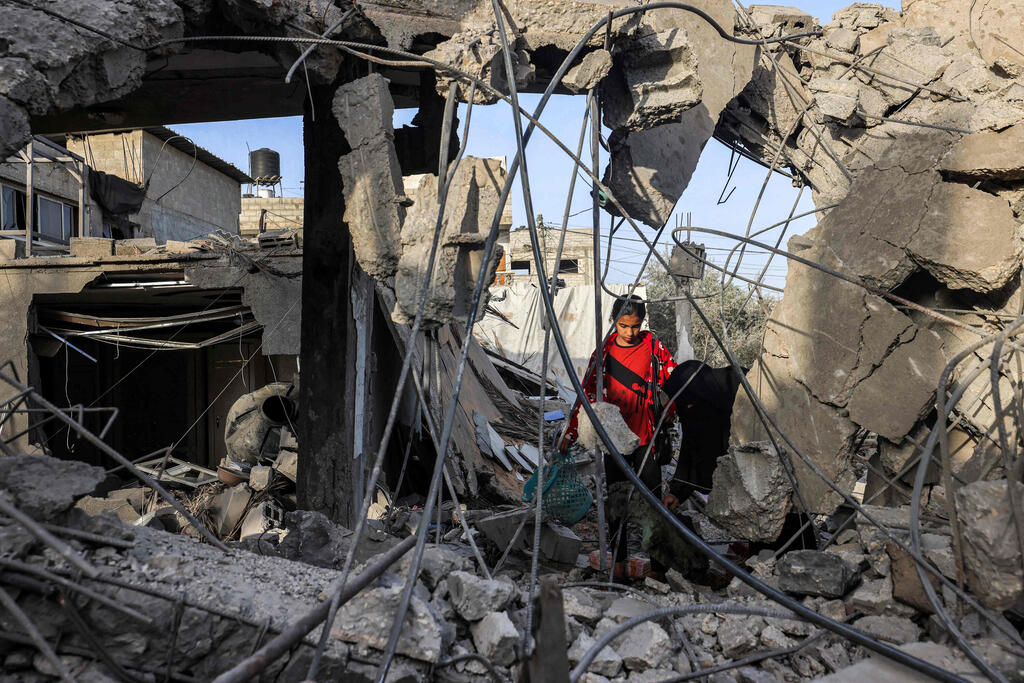 Rafah home destroyed in fighting (Photo: MOHAMMED ABED / AFP) הרס ברפיח