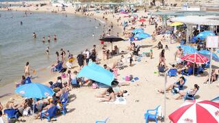 מבלים בחוף אשקלון