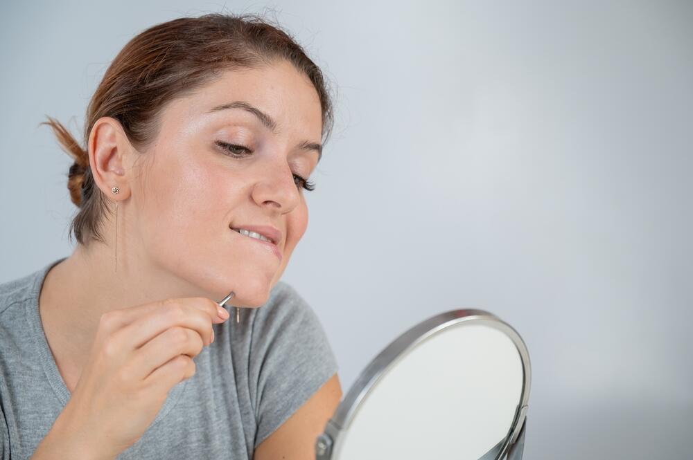 Photo: Shutterstock תולשת שיערות מהסנטר