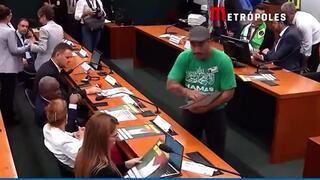 תקרית חריגה בבית הנבחרים בברזיל: אדם שלבוש בחולצת ארגון הטרור חמאס חילק ללא הפרעה חומרי תעמולה אנטי ישראלים