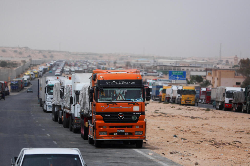 ארכיון. משאיות סיוע במעבר רפיח (צילום: REUTERS/Mohamed Abd El Ghany) משאיות במעבר רפיח