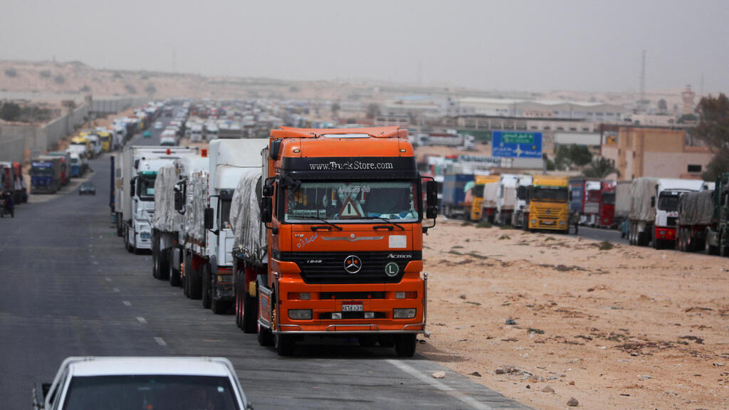 Trucks held at the Rafah border crossing (Photo: Mohamed Abd El Ghany / Reuters) משאיות במעבר רפיח