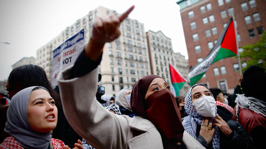 Pro-Palestinian protestors at Columbia University (Photo: Kena Betancur / AFP) מפגינים פרו פלסטינים ב אוניברסיטת קולומביה