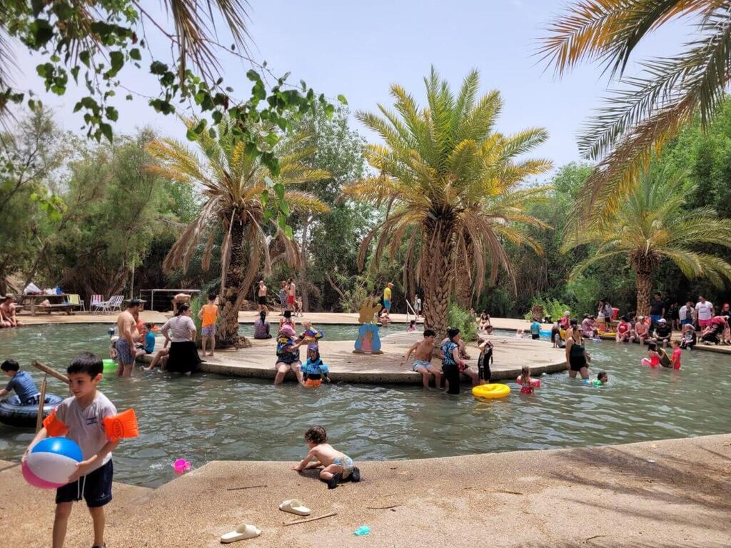 בשמורת הטבע עינות צוקים (צילום: רינת רוסו, רשות הטבע והגנים) מטיילים בשמורת הטבע עינות צוקים