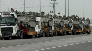 משוריינים מועברים על משאיות לאזור בדרום ישראל ב-25 באפריל