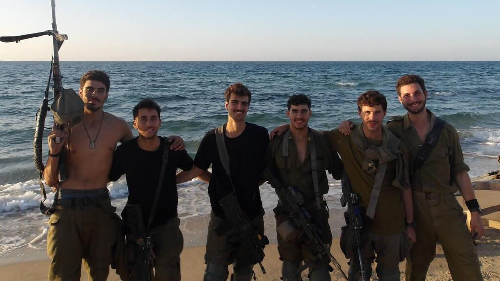 סמ"ר רועי ביבי עם חבריו לשירות ( צילום: אלבום פרטי) סמ"ר רועי ביבי נפצע קשה ושוחרר מהשיקום