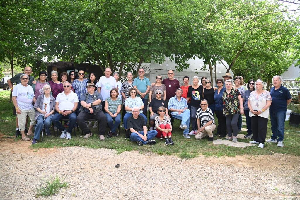 The family-like group lost children and grandchildren, unable to help (Photo: Yair Sagi) ותיקי כפר עזה היו בטיול בבולגריה בזמן הטבח
