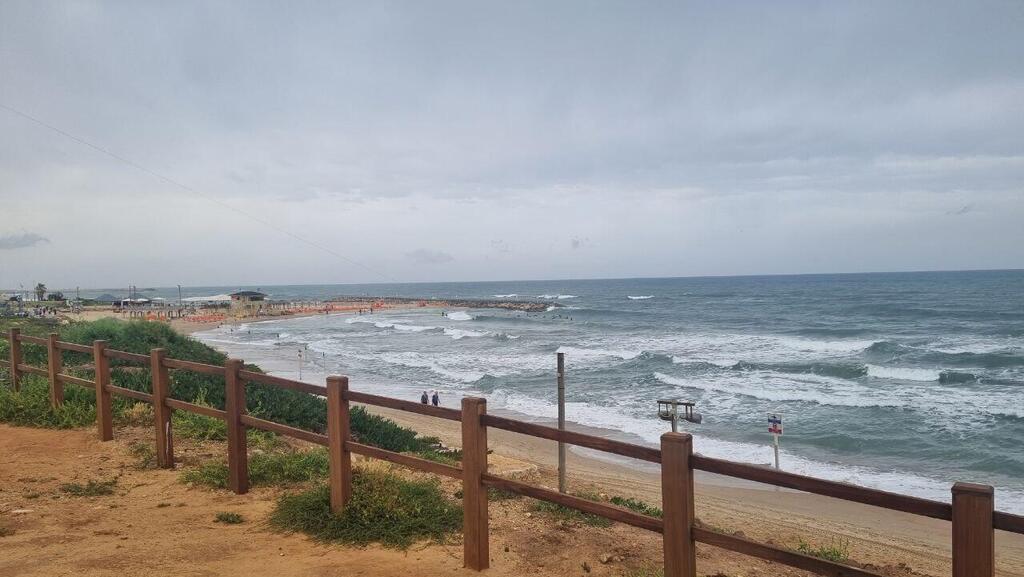 מזג אוויר סגרירי בחוף הצוק, תל אביב (צילום: ירון דרוקמן ) חוץ הצוק, תל אביב