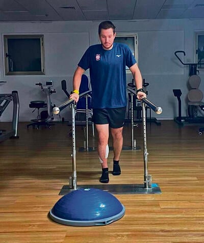 "בבי"ח אין דרגות". סא"ל ברקאי בשיקום (צילום: דובר צה"ל) yk13901271