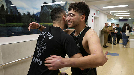 "זה שלב קצת קשה, עם חששות". סמ"ר רועי ביבי שוחרר מהשיקום בשיבא (צילום: שאול גולן) סמ"ר רועי ביבי נפצע קשה ושוחרר מהשיקום