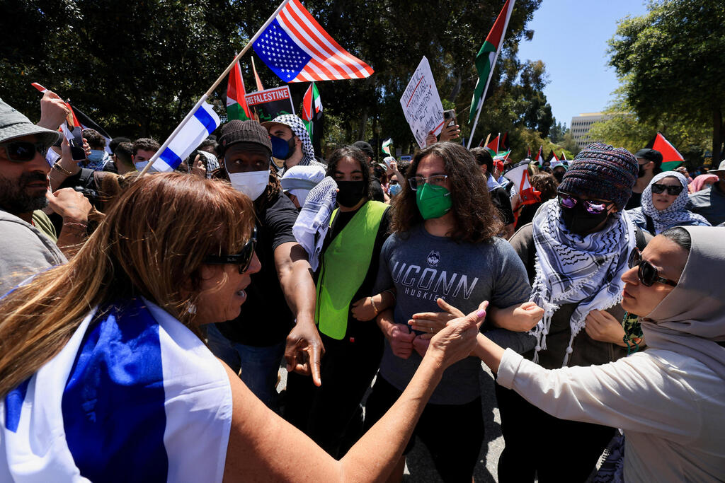 צילום: REUTERS/David Swanson עימותים באוניברסיטת UCLA בלוס אנג'לס בין מפגינים פרו פלסטינים למפגינים פרו ישראלים