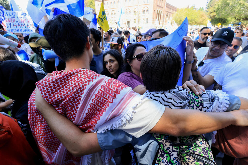 צילום: REUTERS/David Swanson עימותים באוניברסיטת UCLA בלוס אנג'לס בין מפגינים פרו פלסטינים למפגינים פרו ישראלים