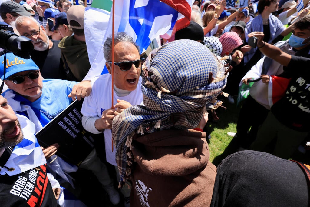 ההפגנות ביום ראשון, עוד לפני העימותים הקשים (צילום: REUTERS/David Swanson) עימותים באוניברסיטת UCLA בלוס אנג'לס בין מפגינים פרו פלסטינים למפגינים פרו ישראלים
