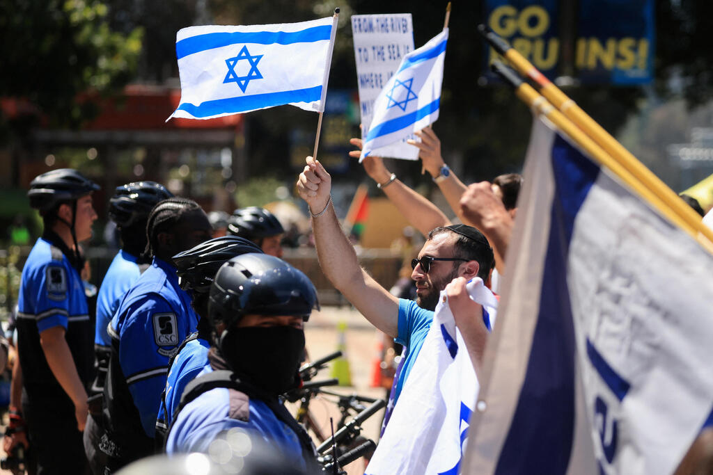 צילום: REUTERS/David Swanson עימותים באוניברסיטת UCLA בלוס אנג'לס בין מפגינים פרו פלסטינים למפגינים פרו ישראלים