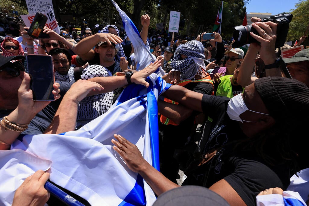 צילום: REUTERS/David Swanson עימותים באוניברסיטת UCLA בלוס אנג'לס בין מפגינים פרו פלסטינים למפגינים פרו ישראלים
