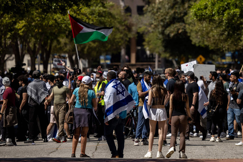 העימותים ב-UCLA (צילום: Etienne LAURENT / AFP) עימותים באוניברסיטת UCLA בלוס אנג'לס בין מפגינים פרו פלסטינים למפגינים פרו ישראלים