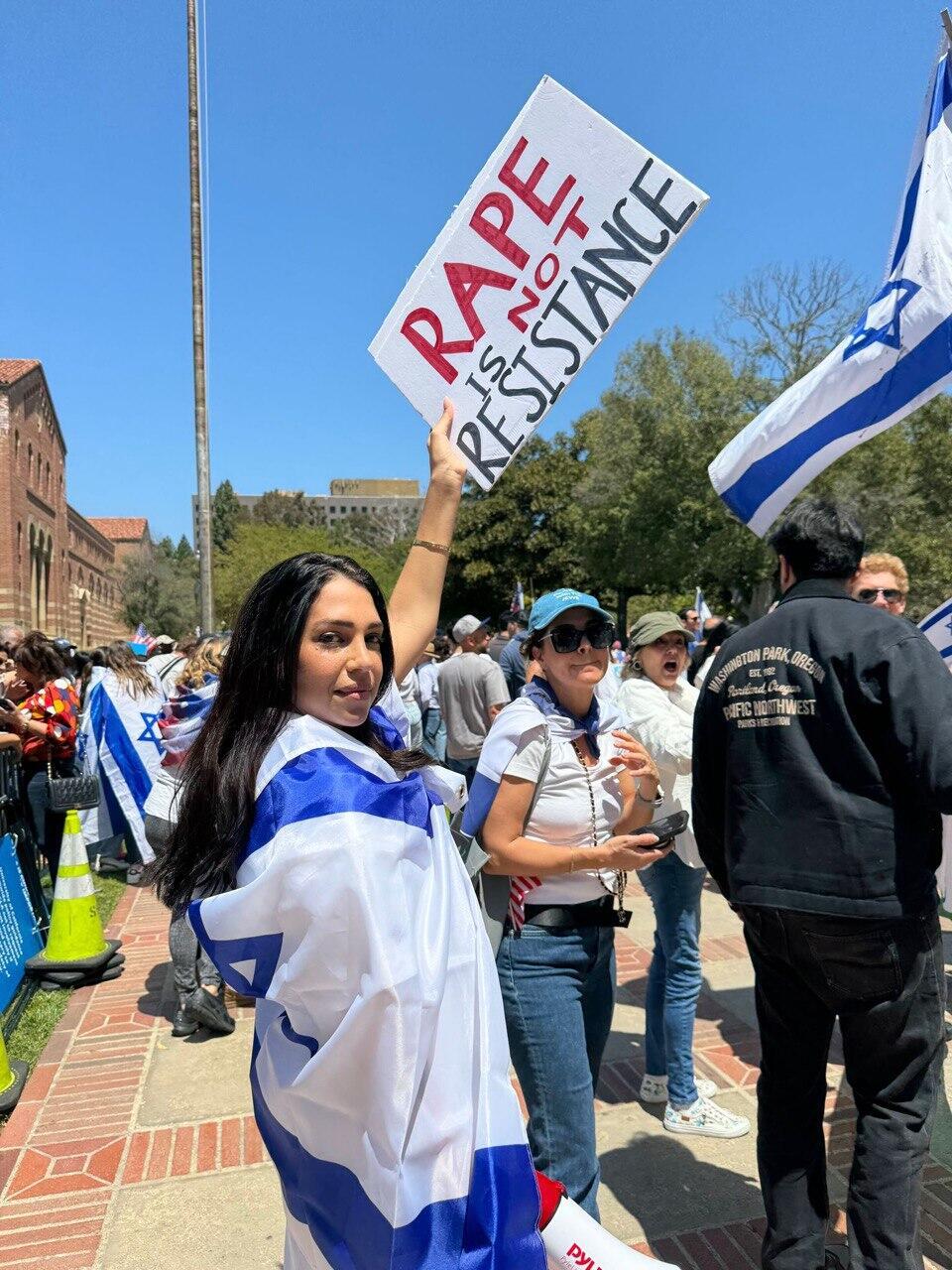 מאיה סיני בהפגנה (צילום: מאיה סיני) מאיה סיני בהפגנות פור ישראליות באוניברסיטה UCLA