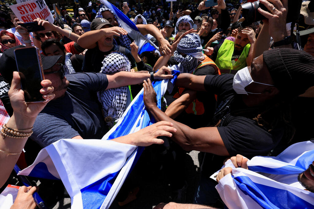 צילום: REUTERS/David Swanson עימותים באוניברסיטת UCLA בלוס אנג'לס בין מפגינים פרו פלסטינים למפגינים פרו ישראלים