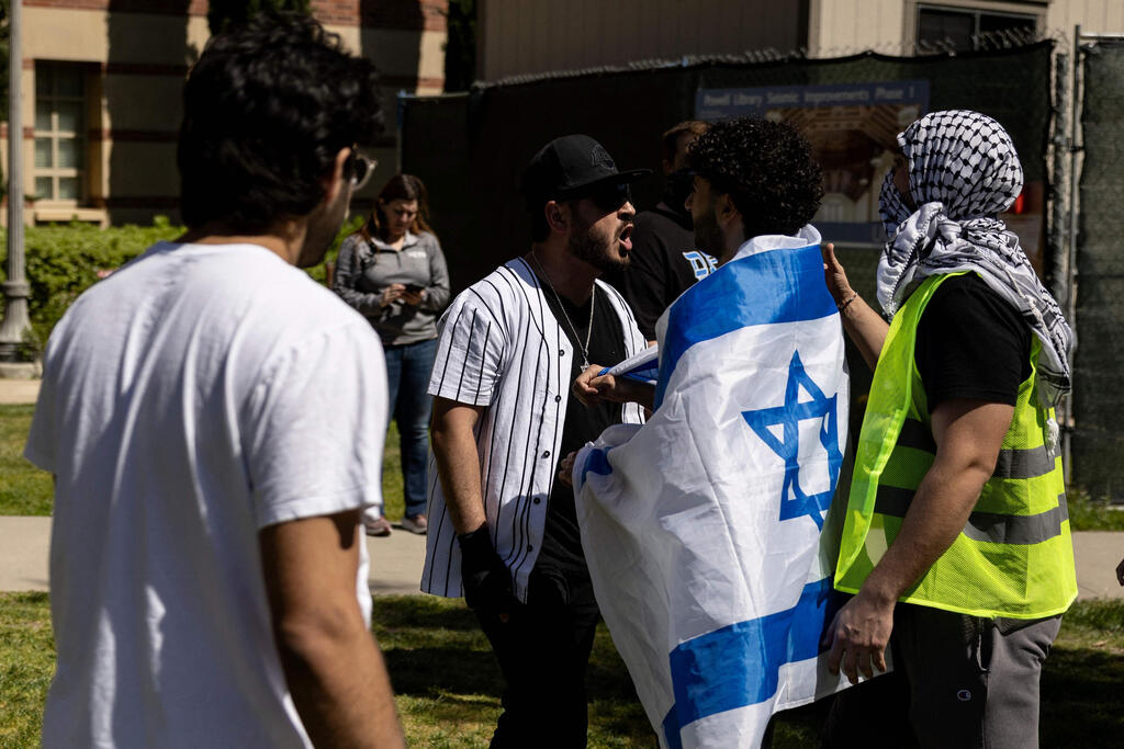 צילום: Etienne LAURENT / AFP עימותים באוניברסיטת UCLA בלוס אנג'לס בין מפגינים פרו פלסטינים למפגינים פרו ישראלים