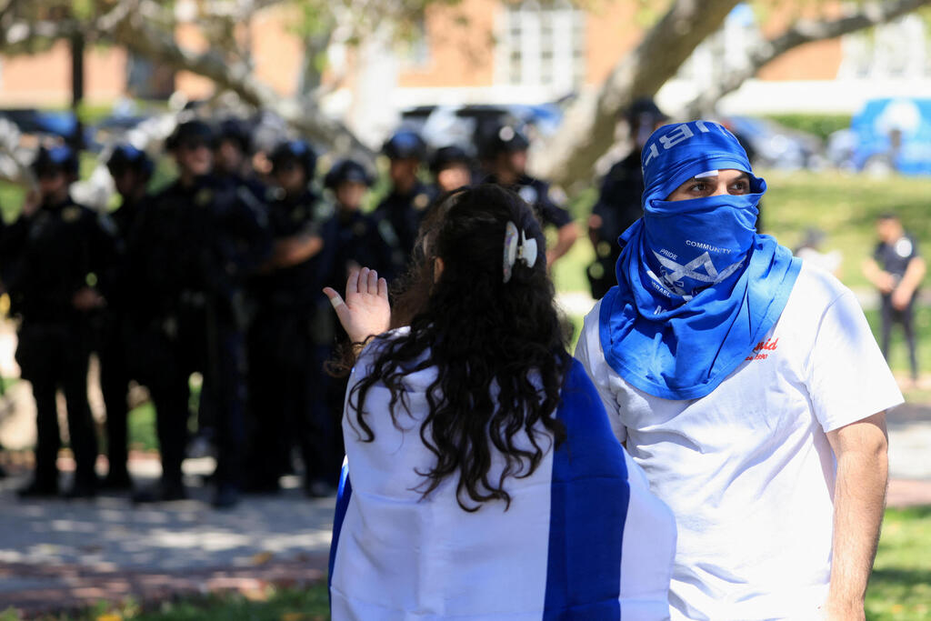 צילום: REUTERS/David Swanson עימותים באוניברסיטת UCLA בלוס אנג'לס בין מפגינים פרו פלסטינים למפגינים פרו ישראלים