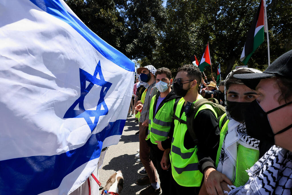 צילום: REUTERS/David Swanson עימותים באוניברסיטת UCLA בלוס אנג'לס בין מפגינים פרו פלסטינים למפגינים פרו ישראלים