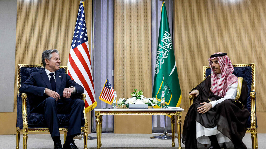 U.S. Secretary of State Antony Blinken with Saudi Prince Faisal bin Farhan (Photo: Evelyn Hockstein / AFP) אנתוני בלינקן מזכיר המדינה של ארה"ב פגישה עם פייסל בן פרחאן שר החוץ של סעודיה