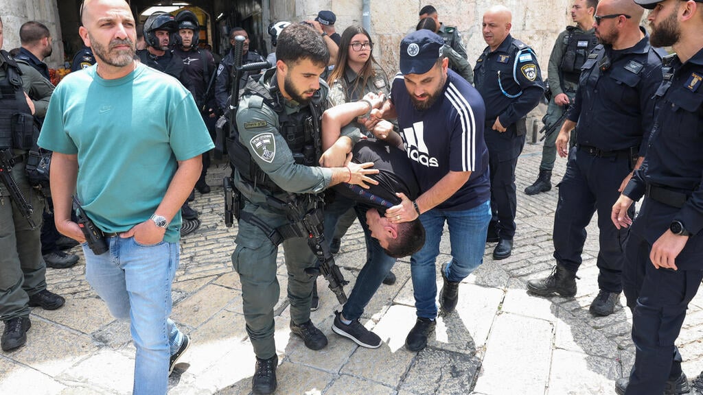 Police arrest a Palestinian on suspicion of rioting in Jerusalem after a terror attack there (Photo: Ronen Zvulun / Reuters) זירת הפיגוע
